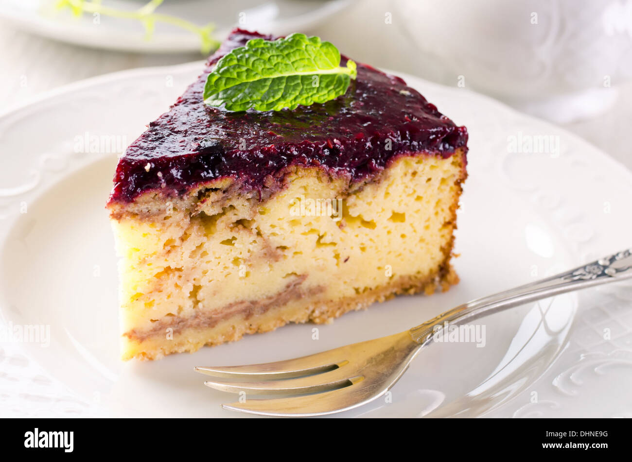 Torte mit Frischkäse und Beeren-Pudding Stockfoto