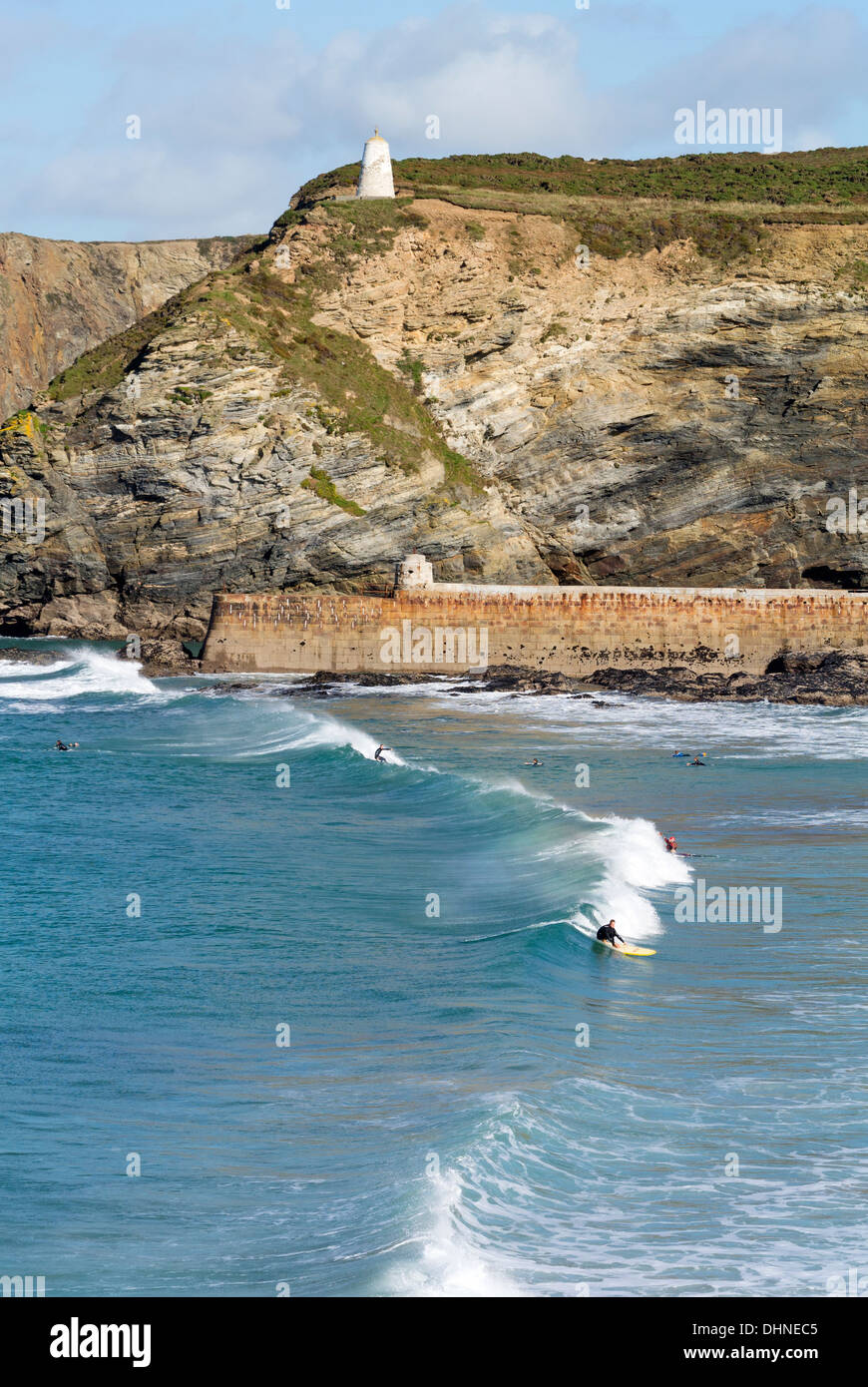 Ein Surfer eine Welle in Portreath, Cornwall, England. Stockfoto