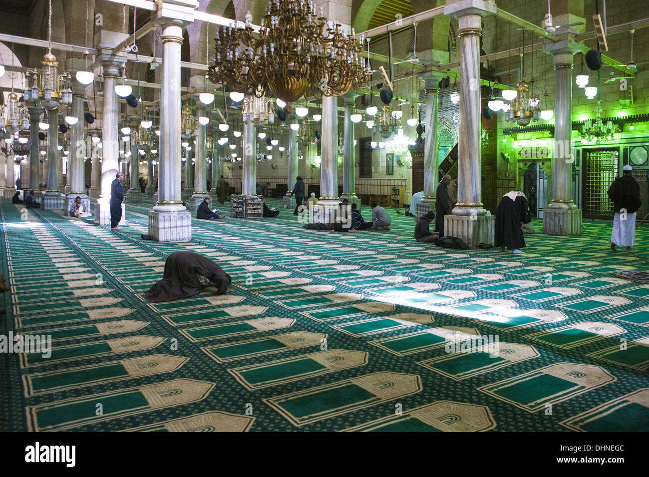 Afrika, Ägypten, Kairo, Menschen vor Ort in Alemam Al Hussein Moschee Stockfoto