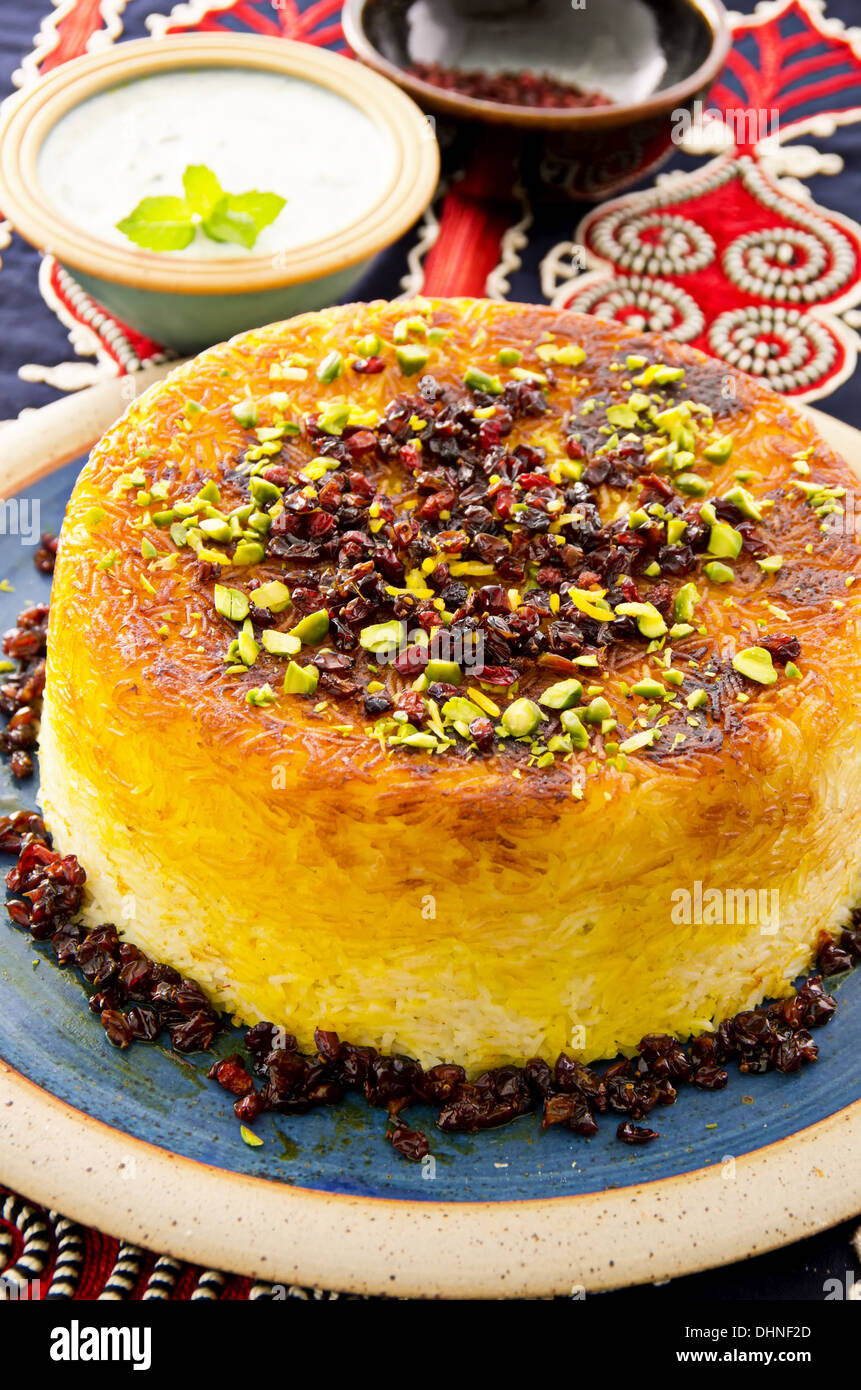 persischer Reis Tah-Kinn mit berberis Stockfoto