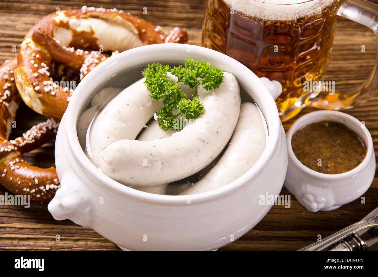 Bayerisches Frühstück mit Weißwurst Stockfoto