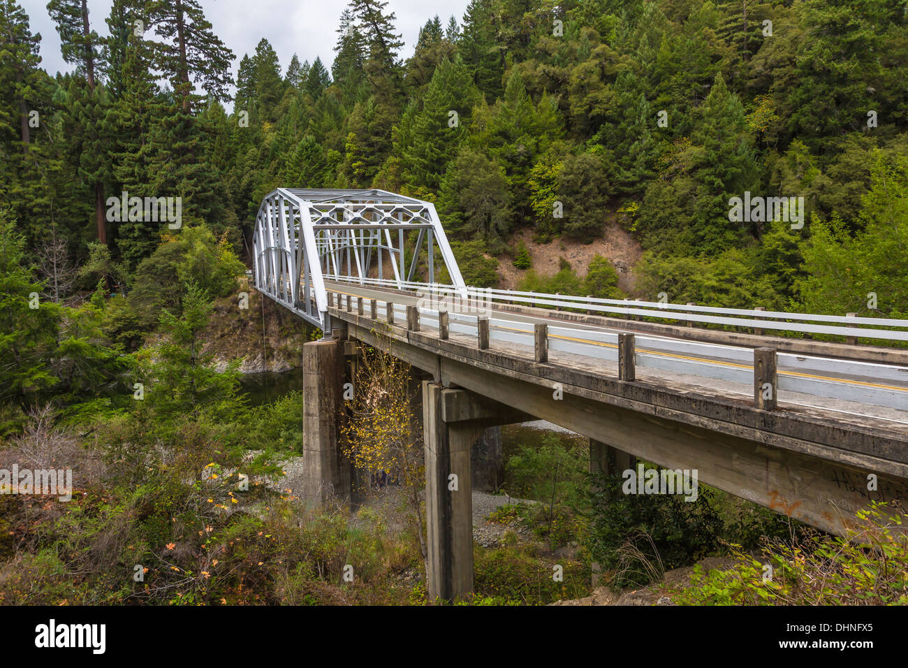 Brücke über South Fork Eel River auf SR-1 in der Nähe von Leggett, Kalifornien; polygonale Warren durch Fachwerk-design Stockfoto