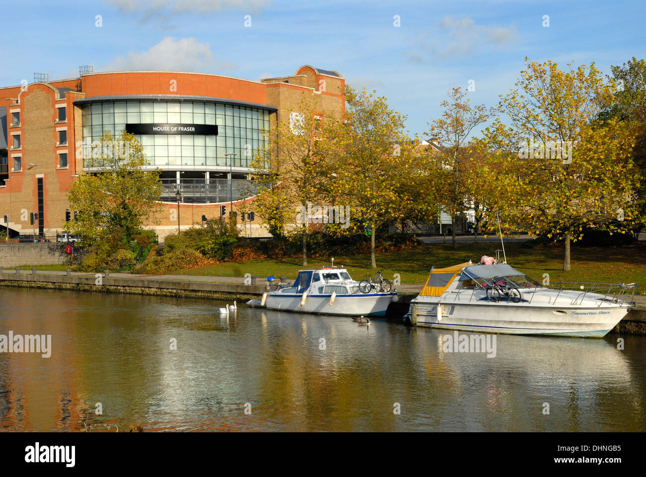 Maidstone, Kent, England, UK. Fluss Medway. Freizeitboote und House of Fraser Shop (Teil des Fremlin Walk Shopping Mall) Stockfoto