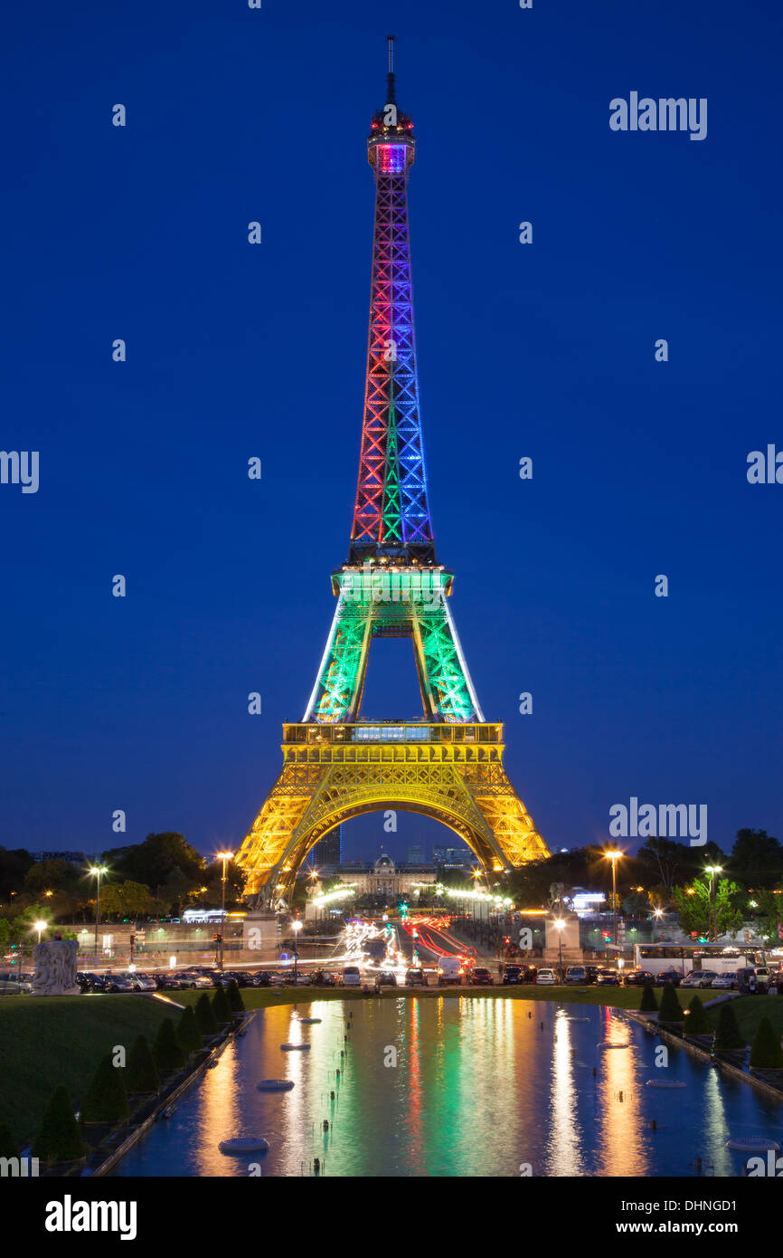 Bunte Lichtspiel auf dem Eiffelturm, Paris Frankreich Stockfoto