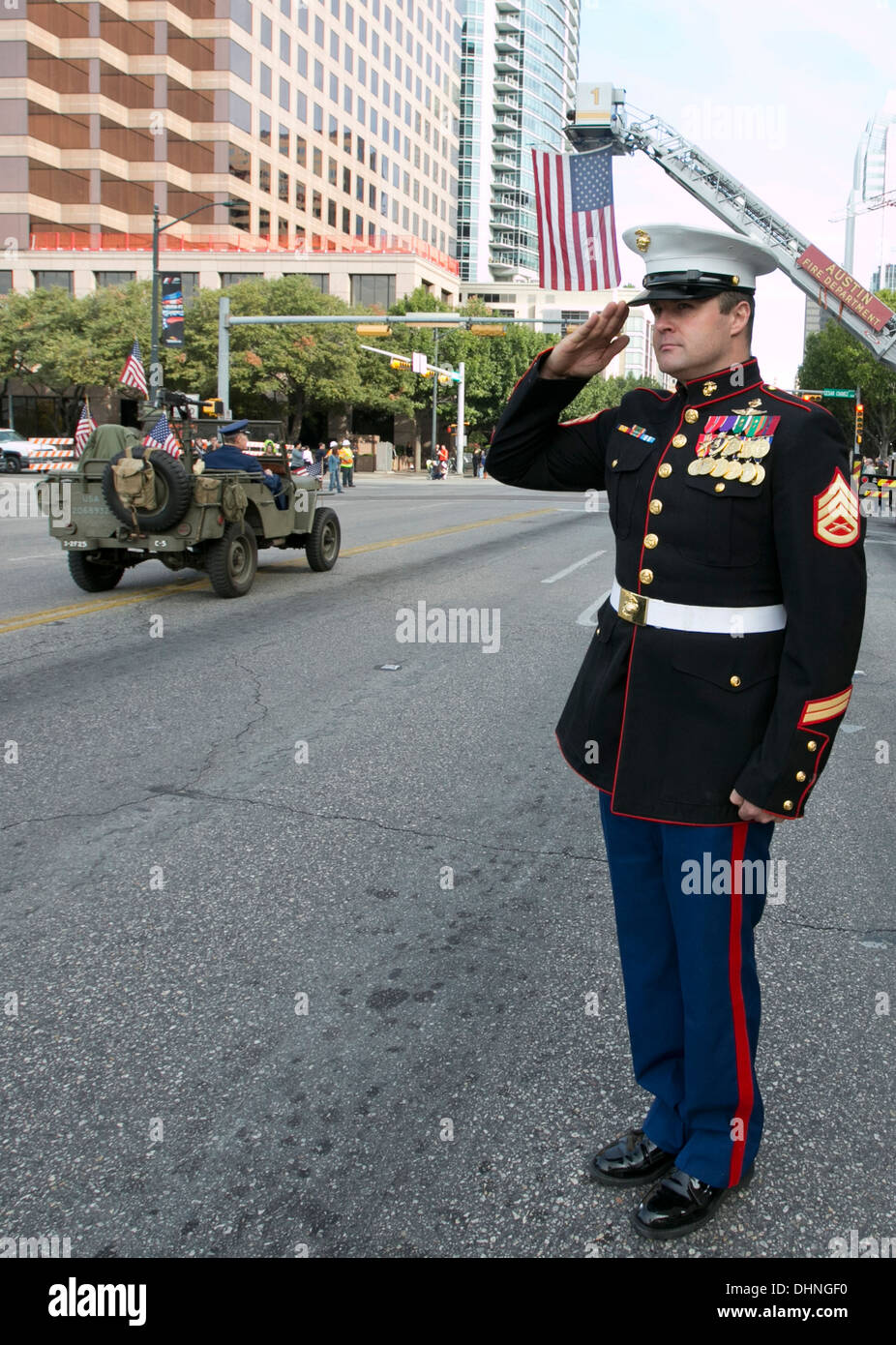 Weißer Mann in militärischen uniform, salutiert während ein Veteran-Day-Parade in Austin, Texas Stockfoto