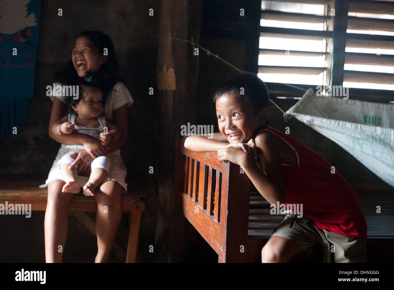 Eine junge Familie lachen zusammen in ihrem Haus auf Samar. Stockfoto