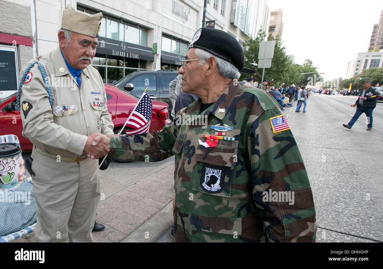 Vietnam männlichen Hispanic Kriegsveteran, grüßt, schüttelt Hände mit Publikum, Kinder während des Veteranen-Day-parade Stockfoto
