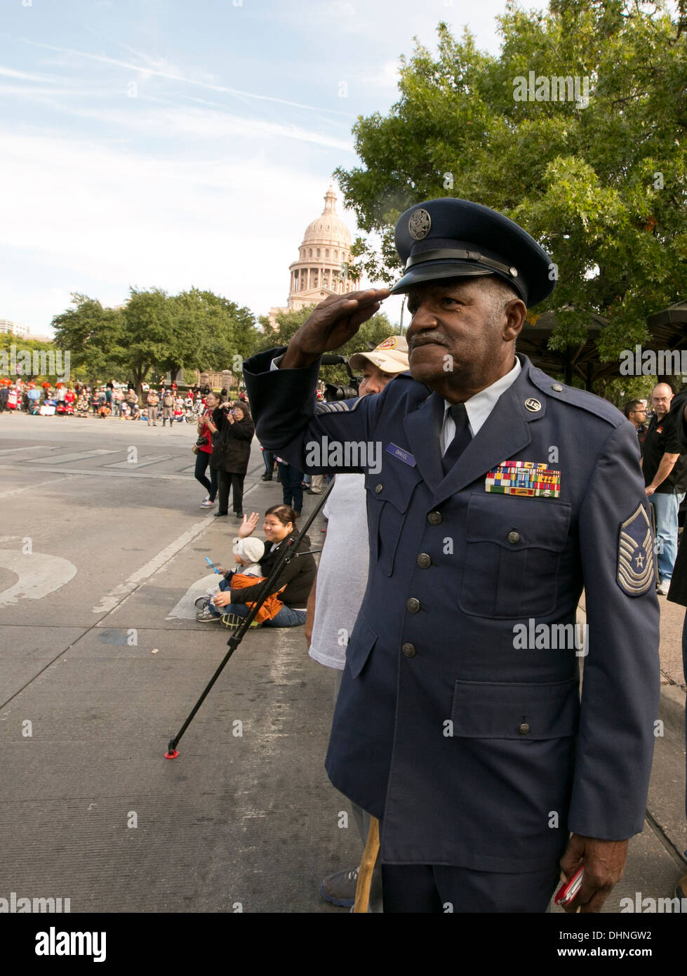Militärische African-American Senioren Veteranen salutiert tagsüber ein Veteran parade in Austin, Texas Stockfoto