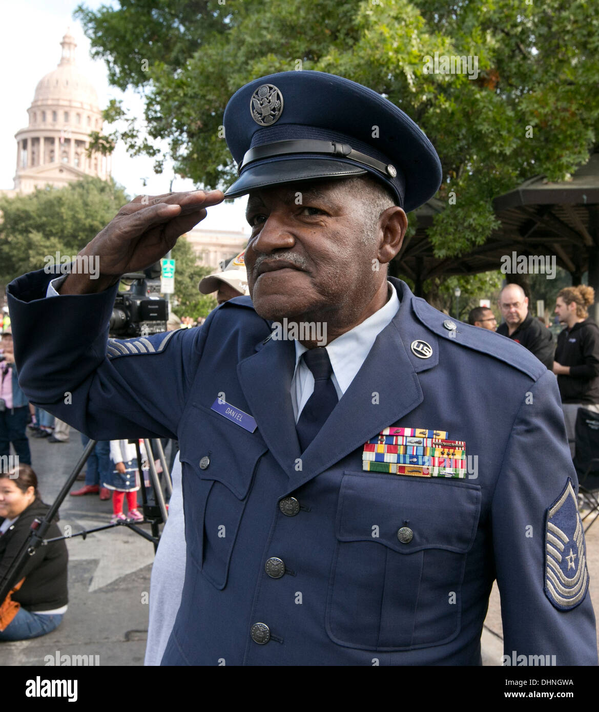 Militärische African-American Senioren Veteranen salutiert tagsüber ein Veteran parade in Austin, Texas Stockfoto