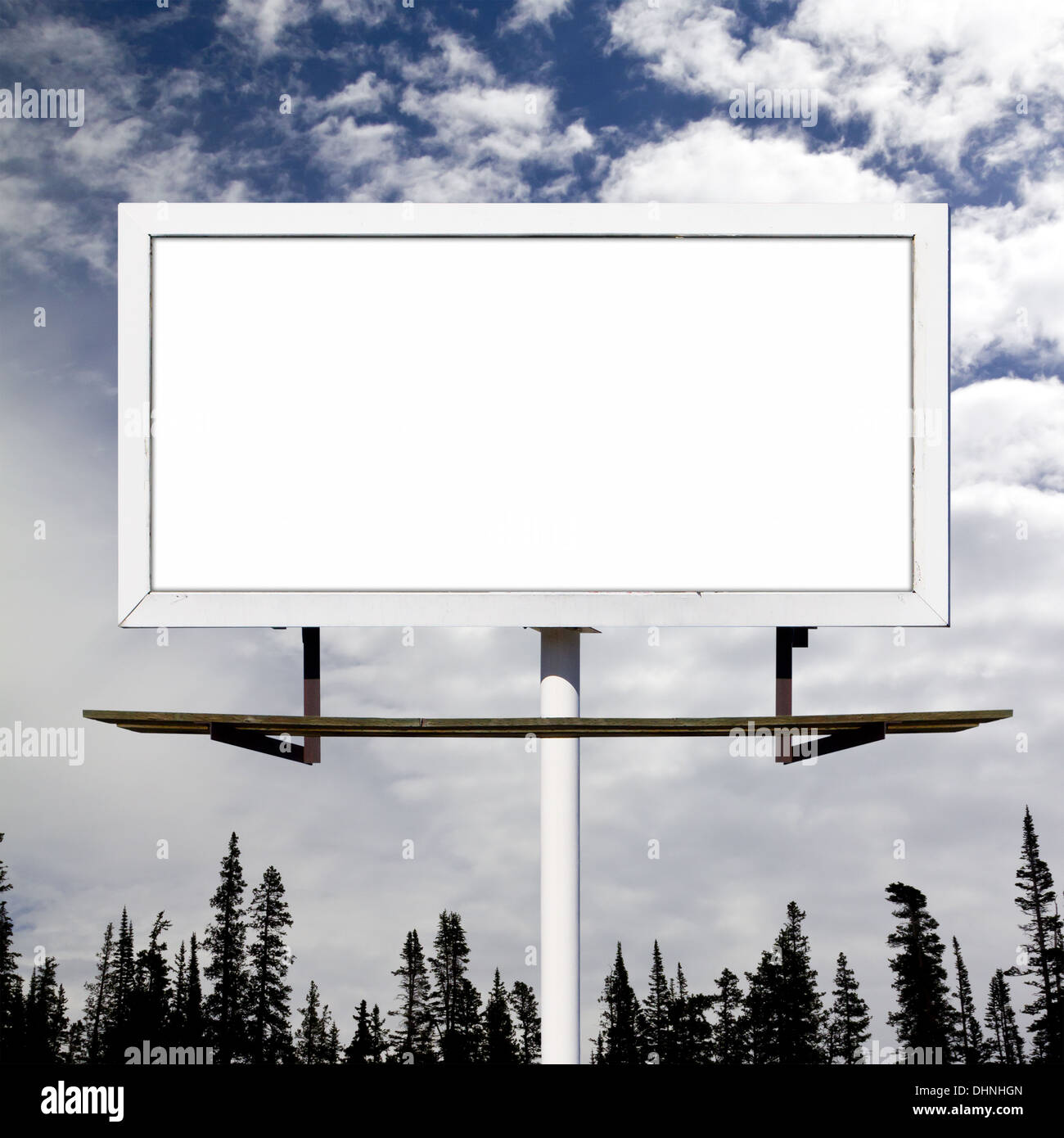 Leere Billboard Zeichen gegen blauen Himmel Wildnis Hintergrund Stockfoto
