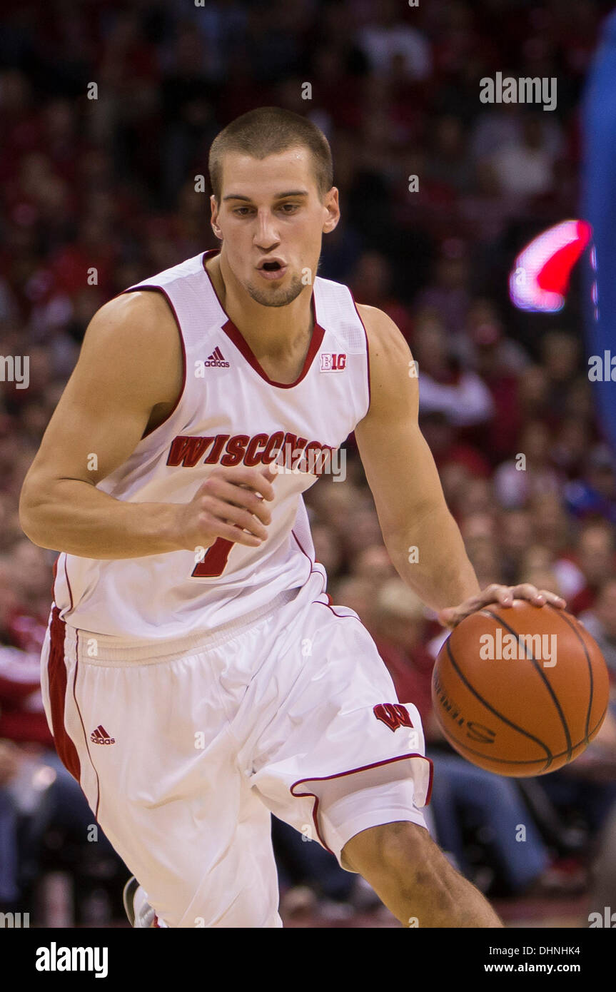 Madison, Wisconsin, USA. 12. November 2013. 12. November 2013: Wisconsin Badgers bewachen Ben Brust #1 fährt in Richtung Korb während der NCAA Basketball-Spiel zwischen Florida Gators und die Wisconsin Badgers am Kohl Center in Madison, Wisconsin. Wisconsin besiegte Florida 59-53. John Fisher/CSM/Alamy Live-Nachrichten Stockfoto