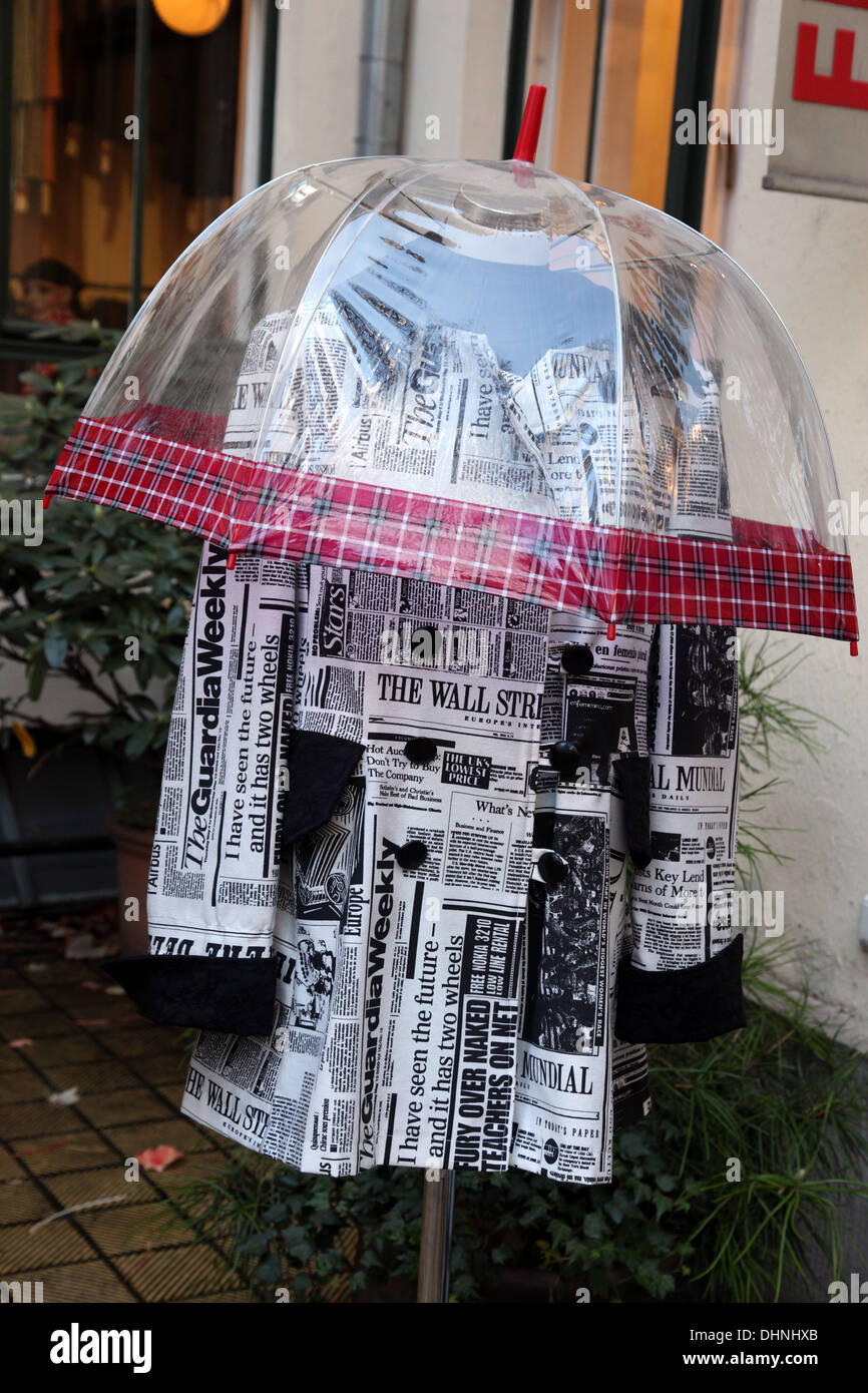 Zeitungspapier Regenmantel in einem Berliner boutique Stockfoto