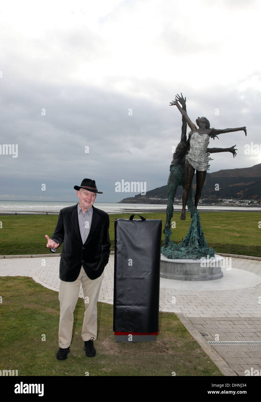 Paddy Campbell irische Künstler zu seiner neuen Skulptur am Slieve Donard enthüllen Stockfoto