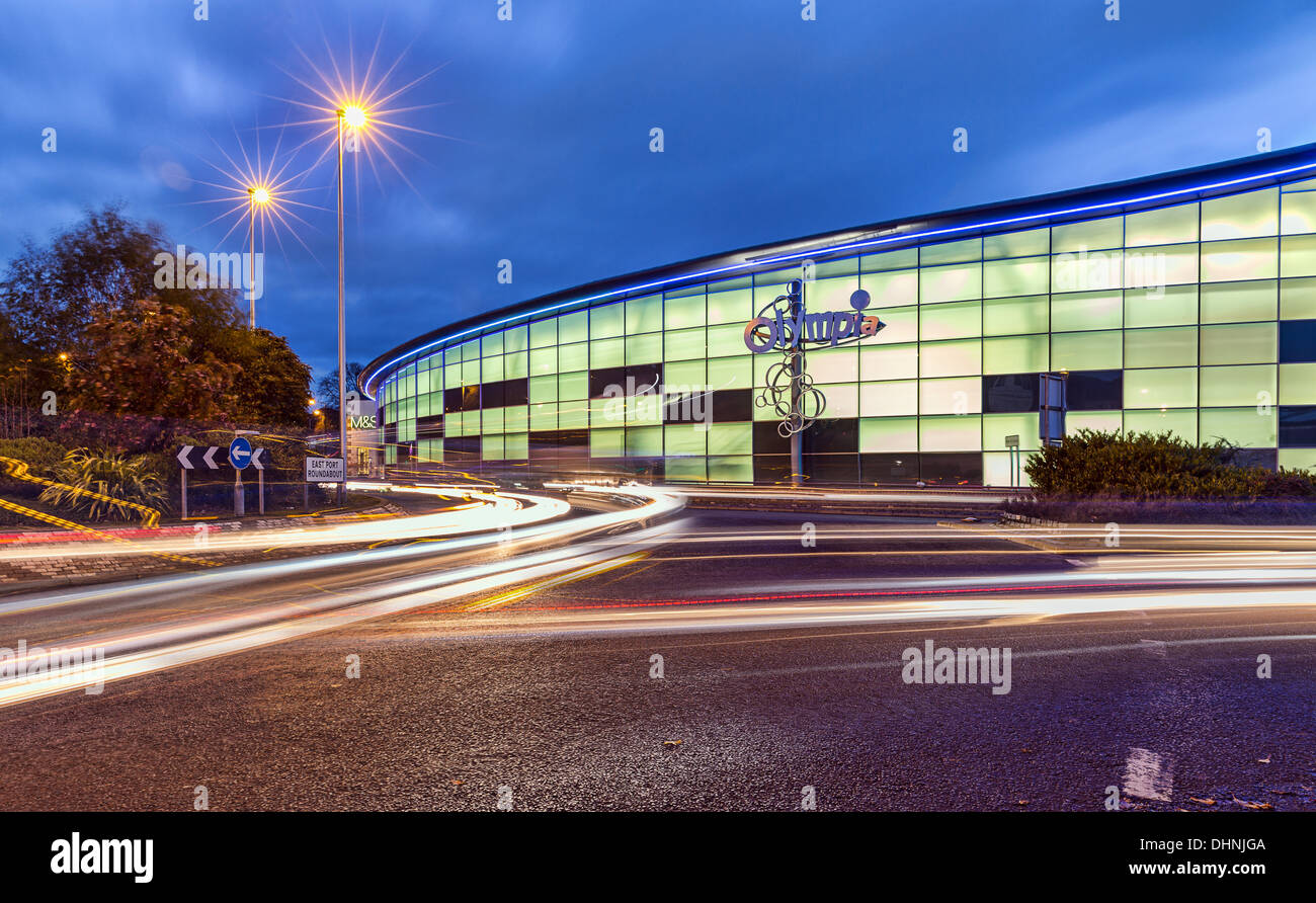 Datenverkehr passiert vor der neuen Olympia-Schwimmbecken im Osten Wal Lane in Dundee, Schottland Stockfoto