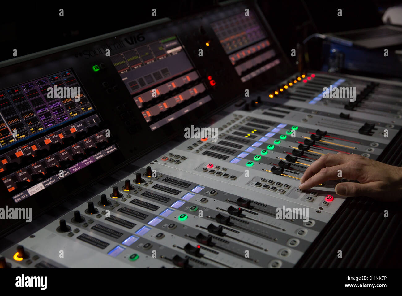 Detail Bilder von Soundcraft Sound Schreibtisch mit Schiebereglern und LED, mit Hand Stockfoto