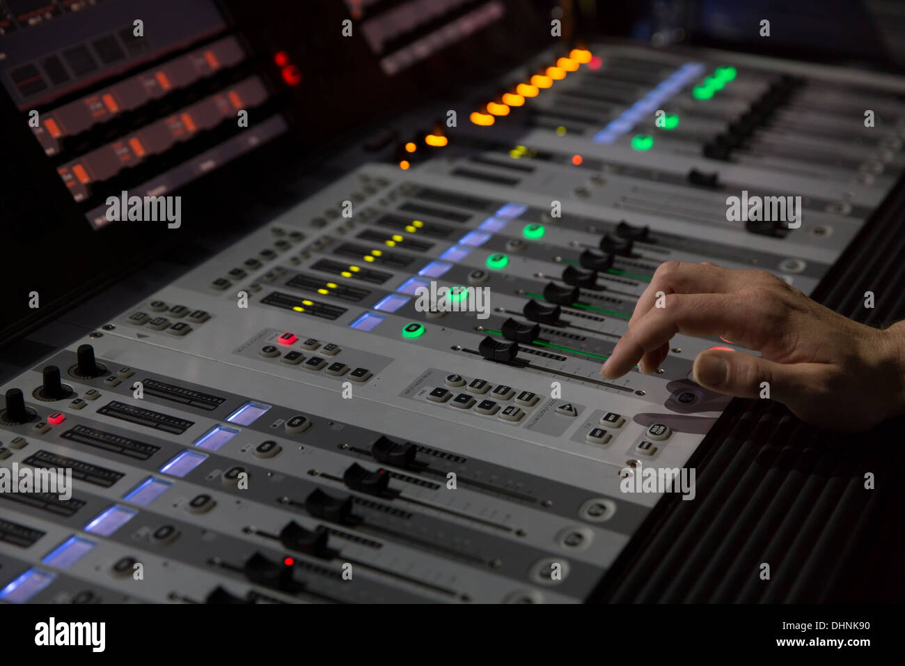 Detail Bilder von Soundcraft Sound Schreibtisch mit Schiebereglern und LED, mit Hand Stockfoto