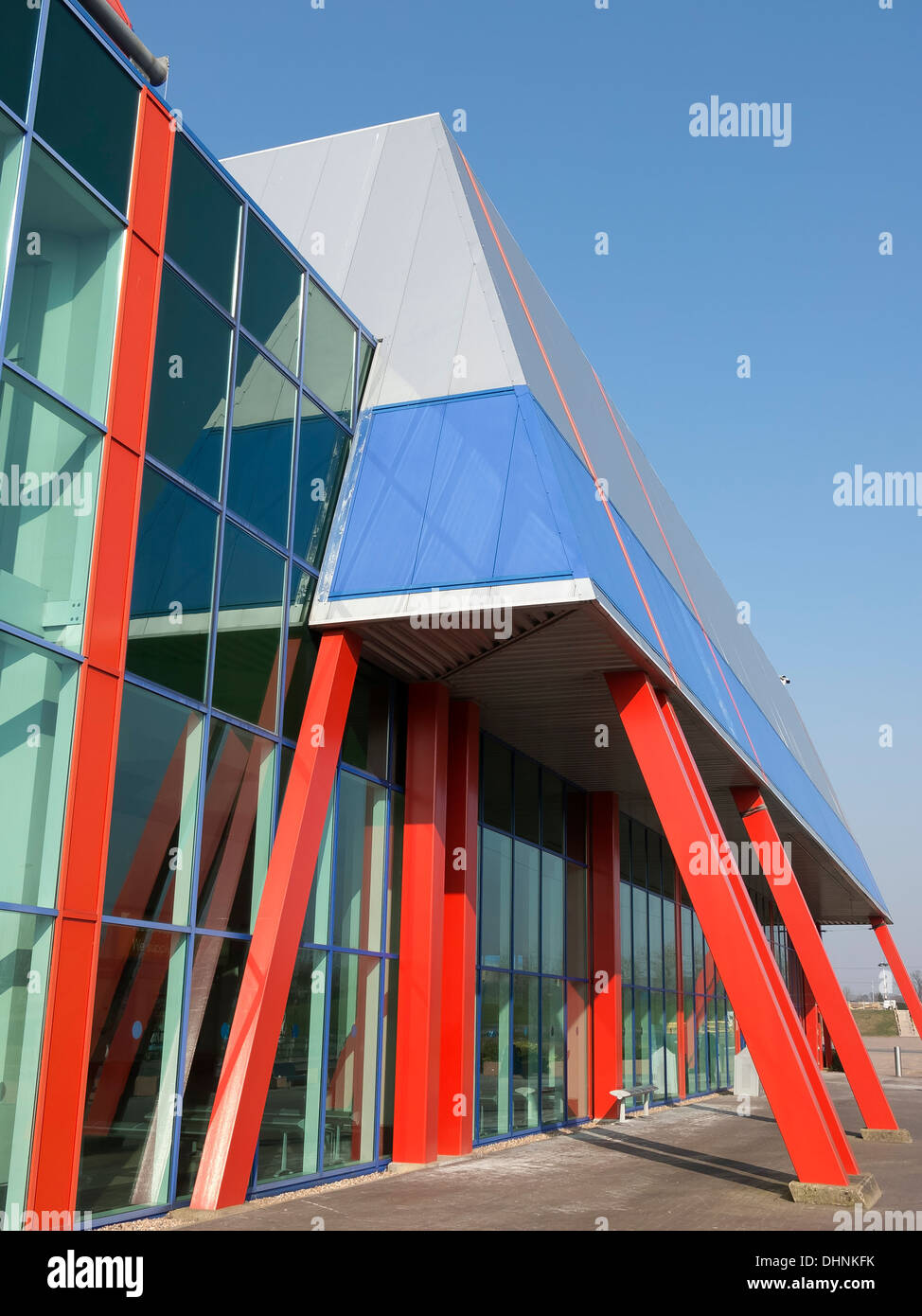 Moderne gemalten Stahl und Glas Architektur an der nationalen Ausstellungszentrum NEC, Birmingham, England, UK. Stockfoto