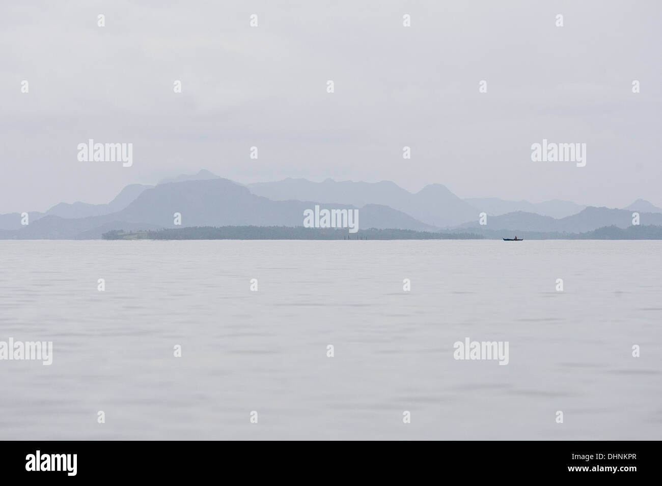 Eine einsame Boot segelt auf Leyte gerade in der Nähe der Insel Samar Stockfoto