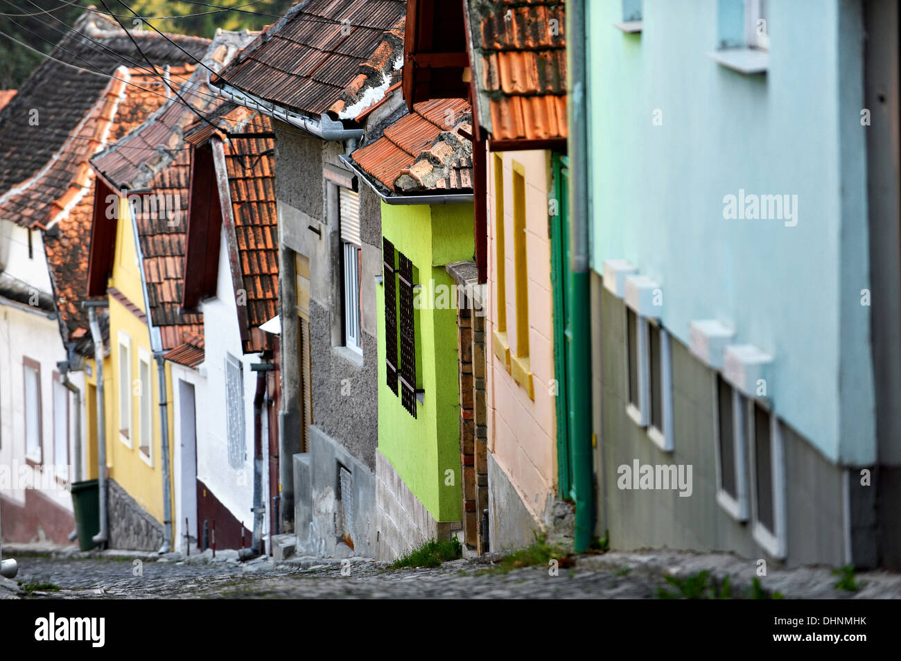 Brasov städtisches Motiv mit einer engen Straße mit bunten Häusern Stockfoto