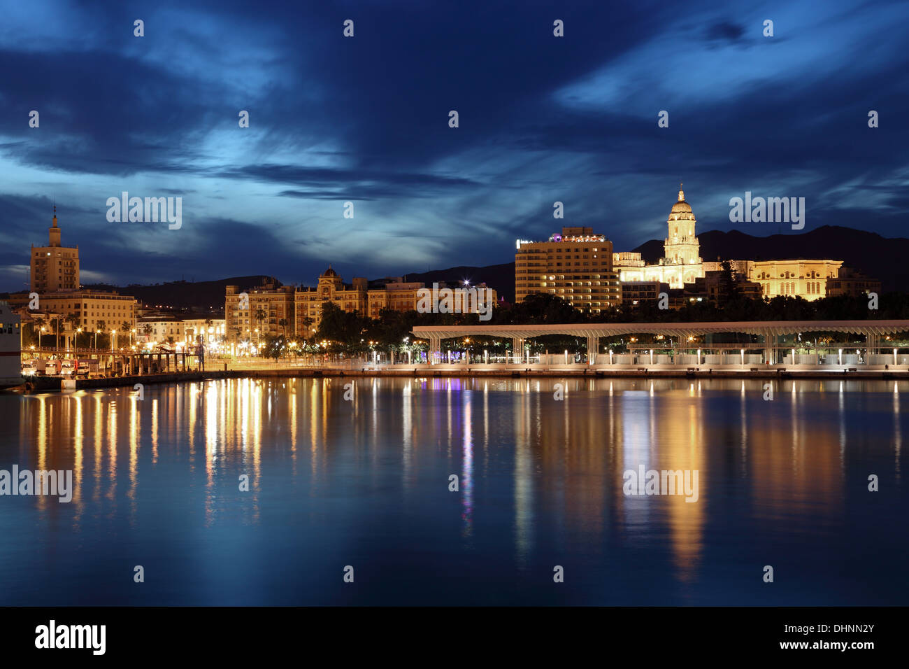 Málaga in der Dämmerung beleuchtet. Andalusien, Spanien Stockfoto