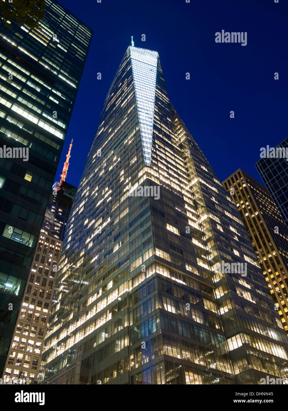 Ein Bryant Park, Bank of America Gebäude bei Dämmerung, 42nd Street und Sixth Avenue, New York Stockfoto