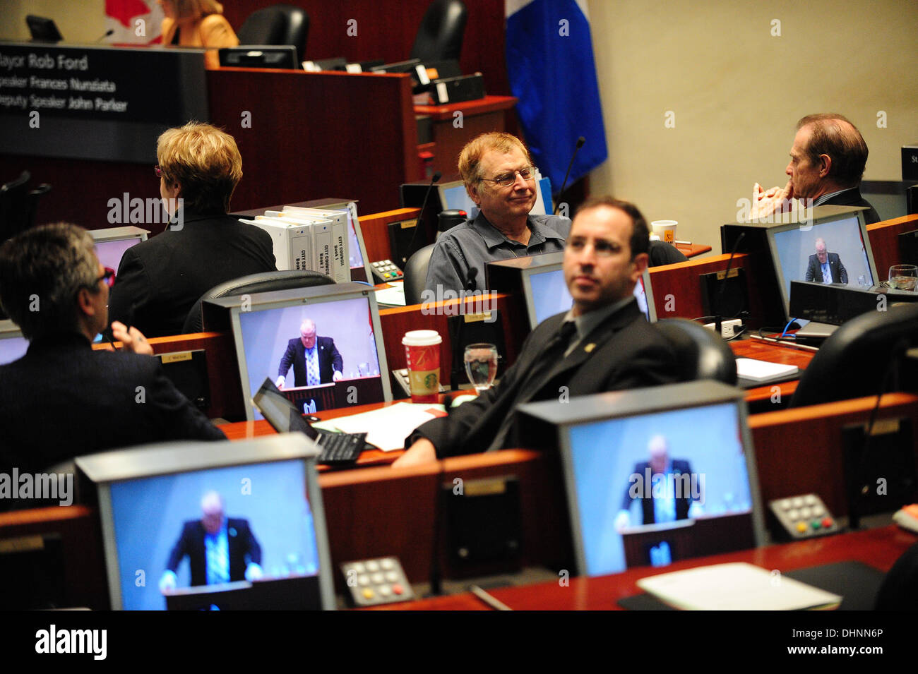 Toronto, Kanada.  13. November 2013 - wendet sich Stadtrat Mike Del Grande auf Rob Ford als Bürgermeister Adressen Rat. Toronto-Rat diskutiert einen Antrag von Stadtrat Denzel Minam-Wong zu verlangen, dass Bürgermeister Rob Ford ein Abschied für Drogen- und Alkohol-Behandlung zu nehmen. Bildnachweis: Victor Biro/Alamy Live-Nachrichten Stockfoto