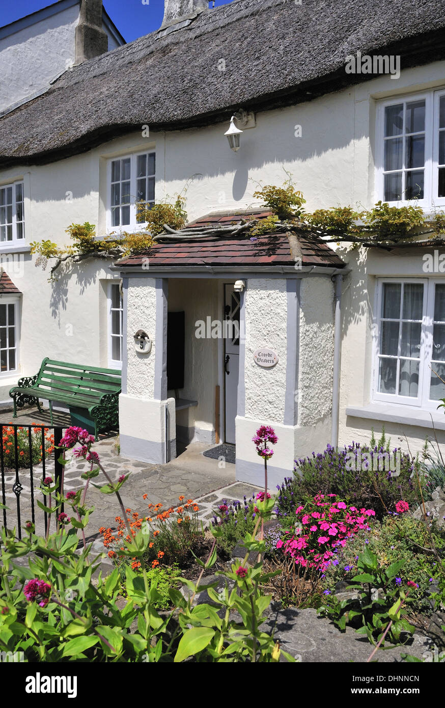 Weißgetünchte Reetdachhäuser im Dorf Croyde, Devon, England, Großbritannien Stockfoto