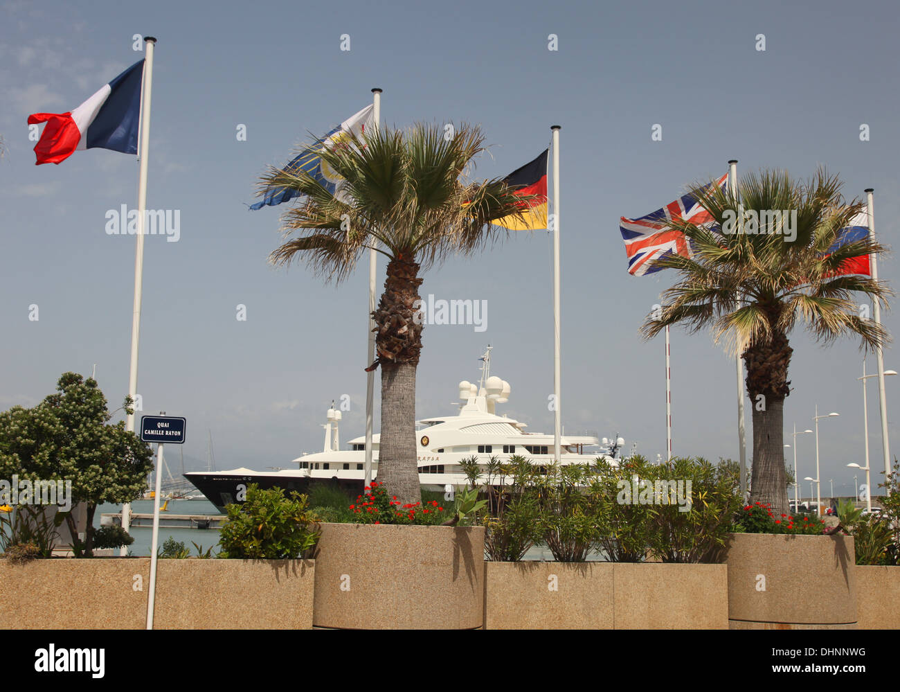 Europäische Flaggen wehen um Antibes Yacht Club marina Stockfoto