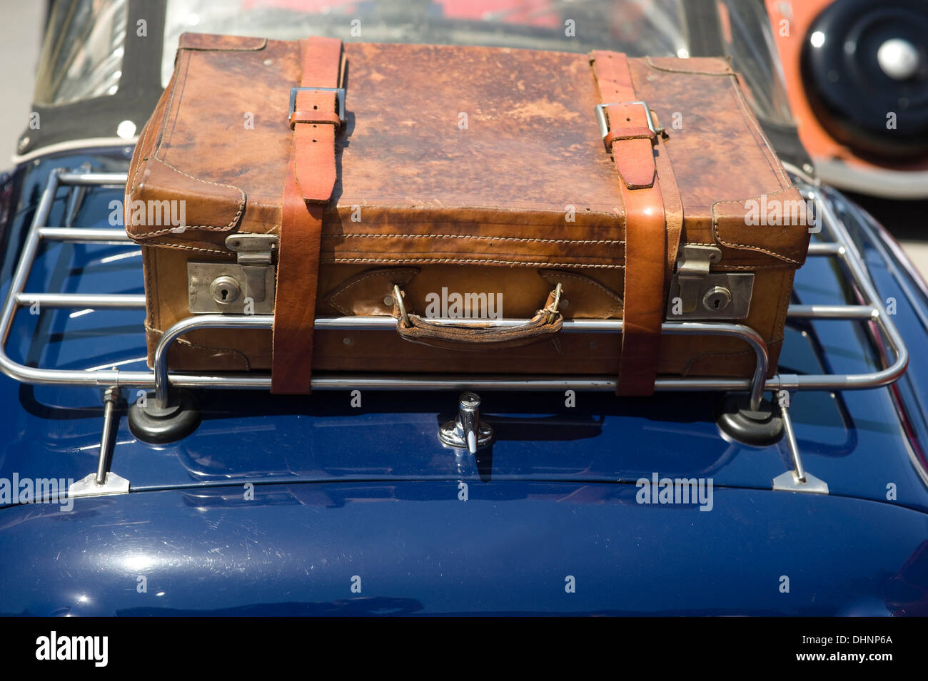 Einen hinteren Gepäckträger mit einem alten Koffer auf einem Oldtimer  Stockfotografie - Alamy