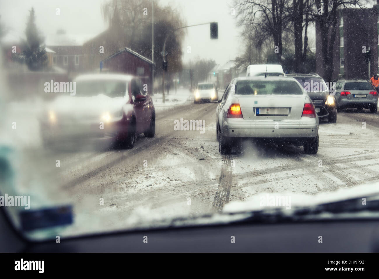 Ein Auto drehen links Space Between Stockfoto