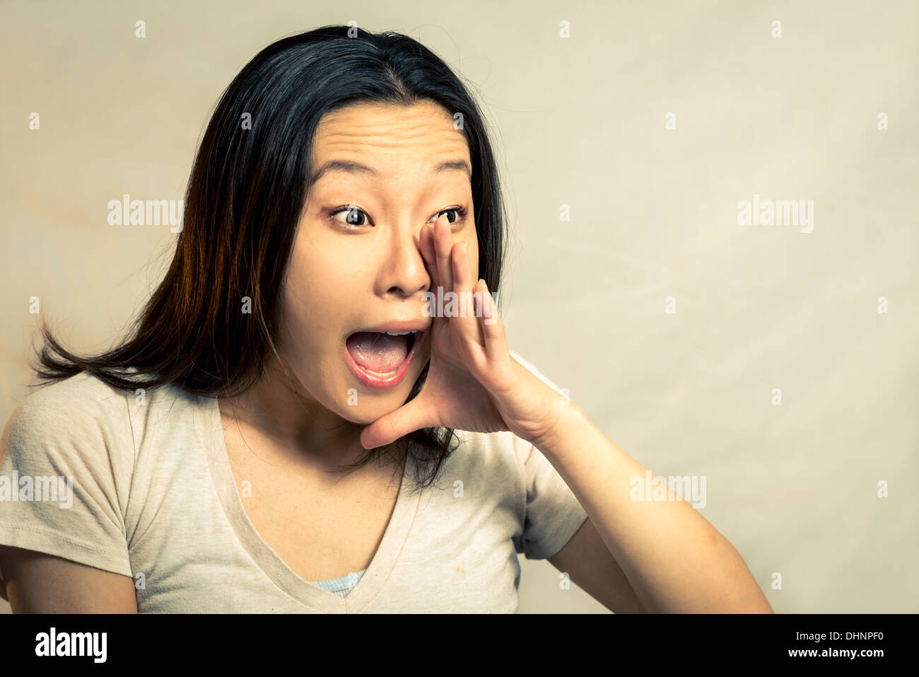 Junge Frau schreien, mit Mode Ton und Hintergrund Stockfoto