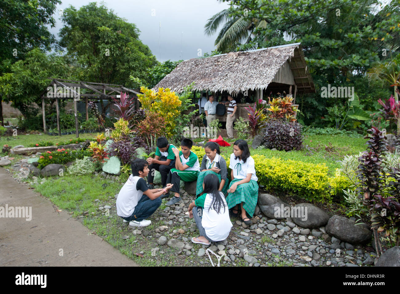 Schüler brechen in kleine Gruppen während ihrer Bibelarbeit in Süd-Luzon Landesuniversität Stockfoto