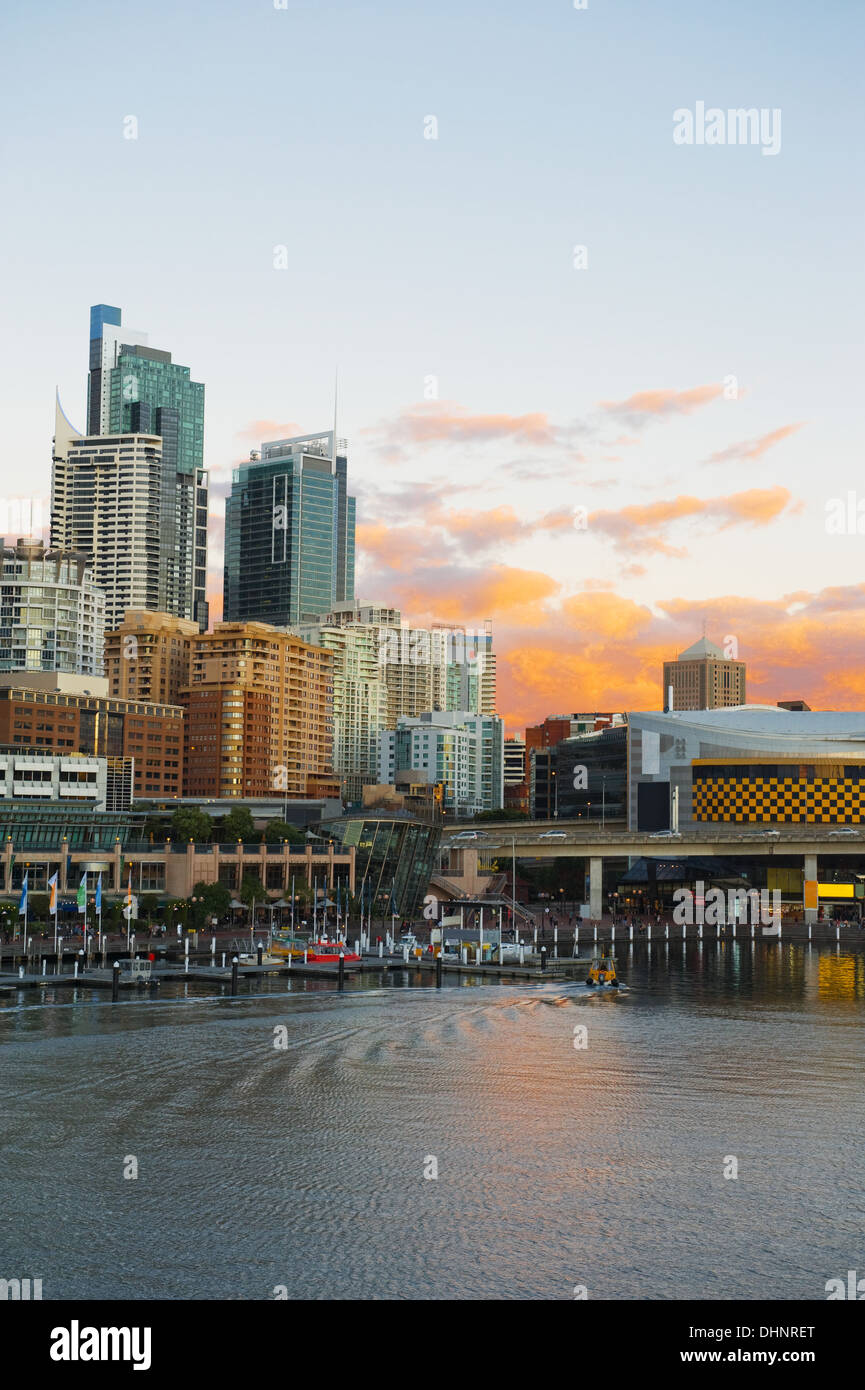 Blick auf die Sydney Cockle Bay von der Pyrmont Bridge auf den Sonnenuntergang Stockfoto