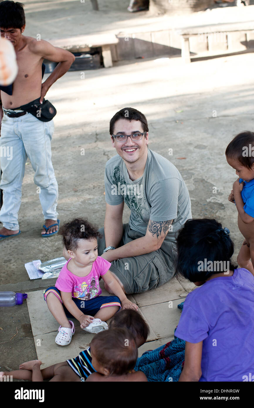 OMFer Pascal und seine junge Tochter treffen mit einigen der Obdachlosen Gemeinschaft in Davao. Stockfoto