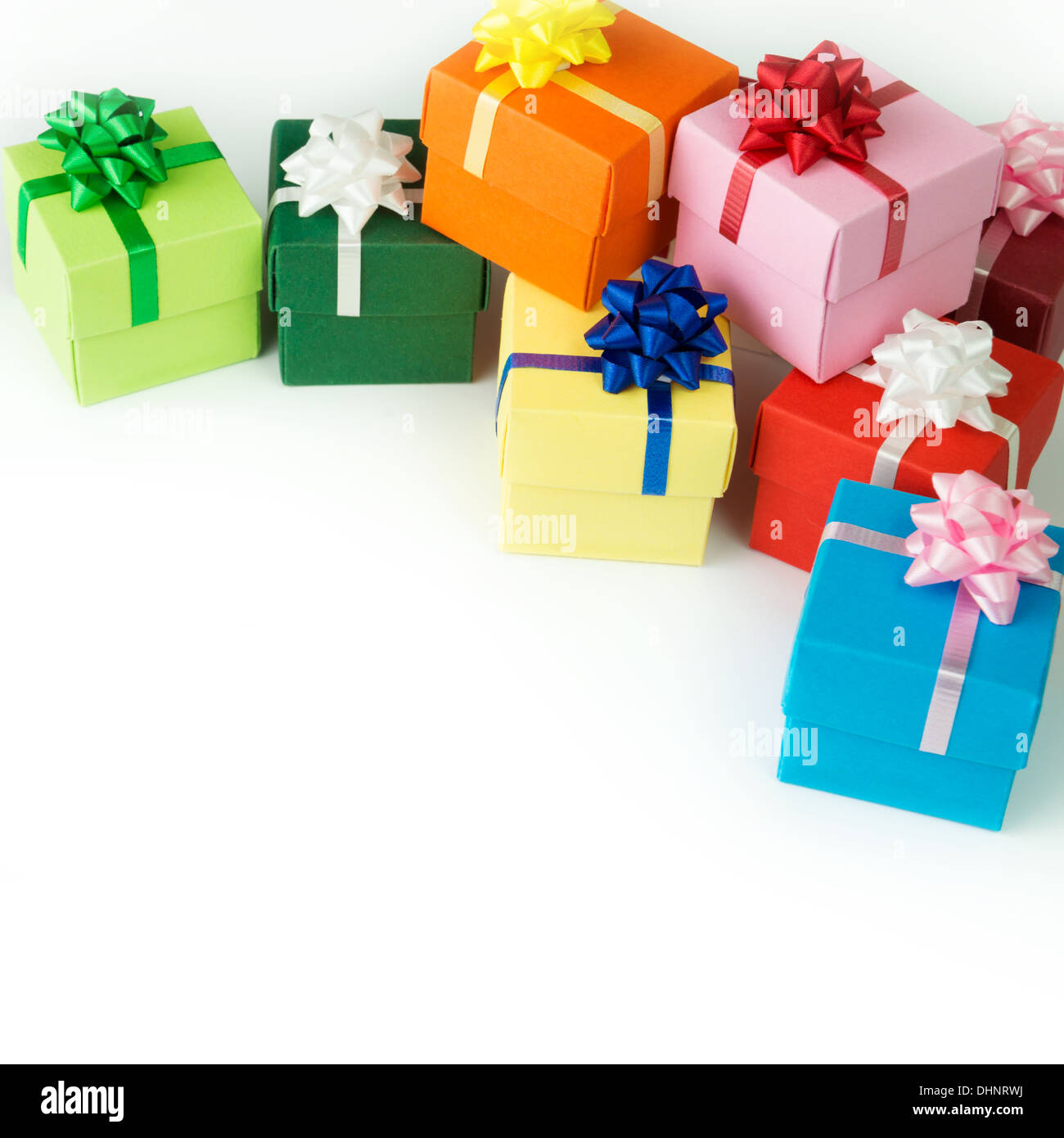 Multi-Color-Geschenk-Boxen isoliert auf weißem Hintergrund Stockfoto