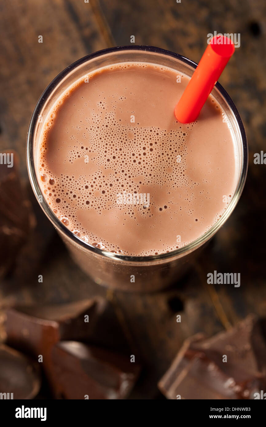 Erfrischend leckere Schokolade Milch mit echten Kakao Stockfoto