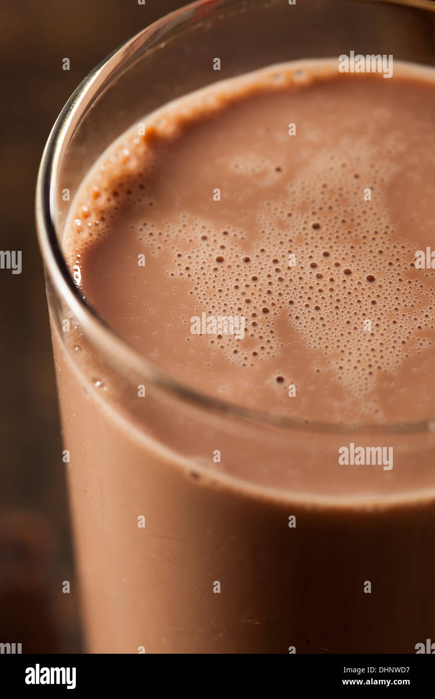 Erfrischend leckere Schokolade Milch mit echten Kakao Stockfoto