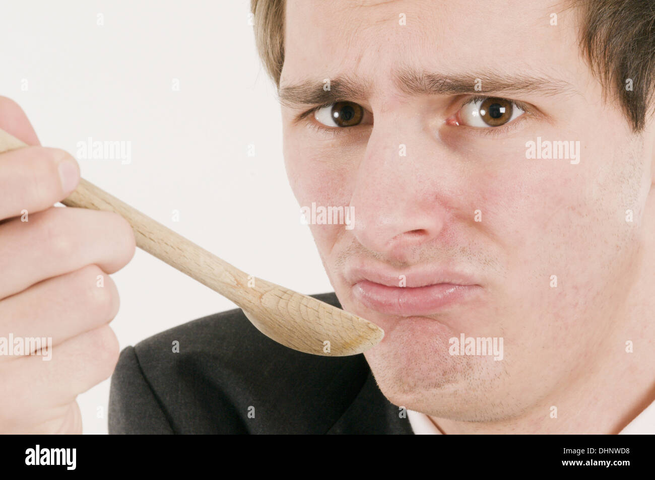 Mann mit Holzlöffel Stockfoto