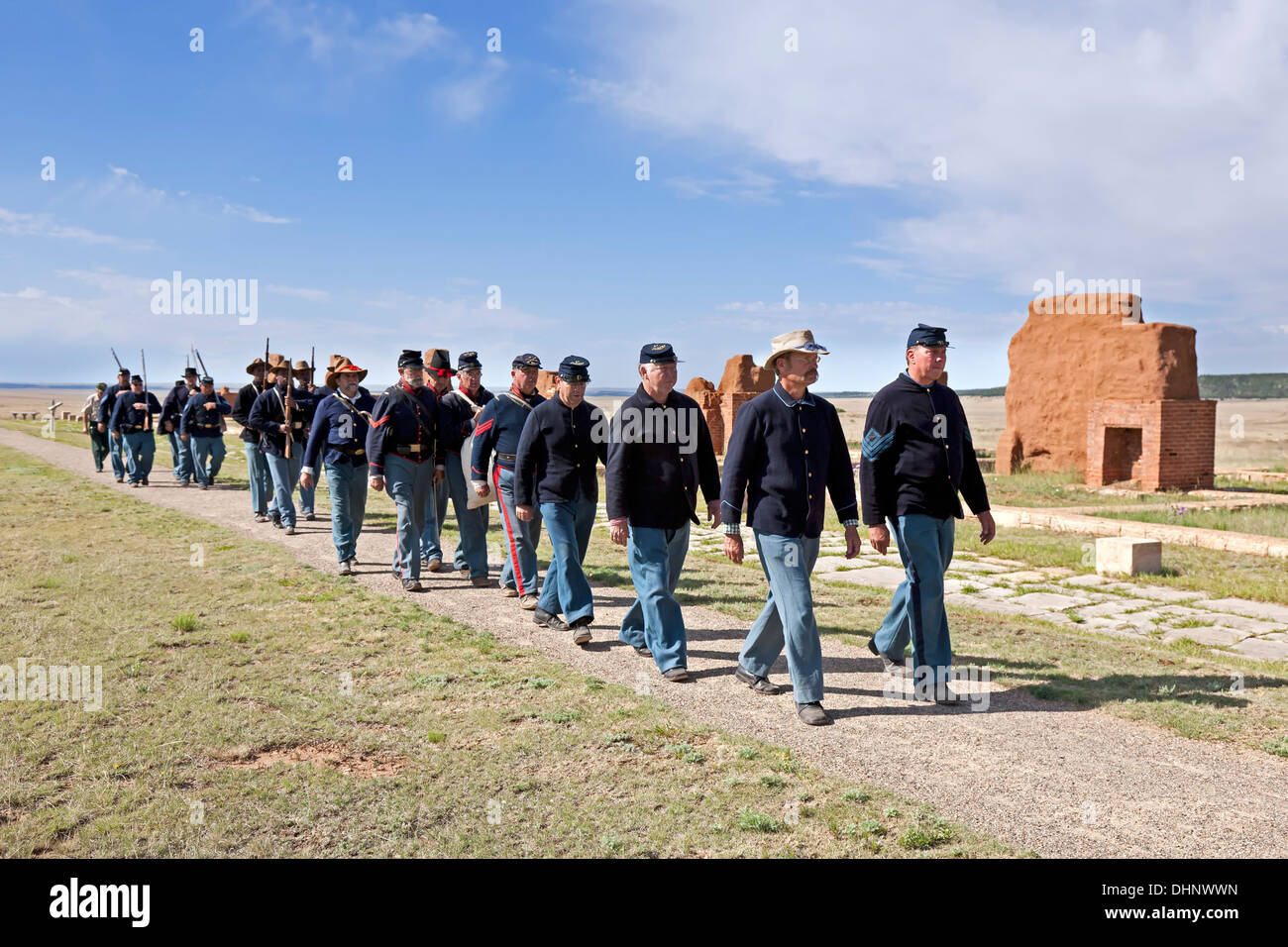 Bürgerkrieg-Ära Union Soldat Reenactors marschieren in Formation, Fort Union National Monument, New Mexico USA Stockfoto