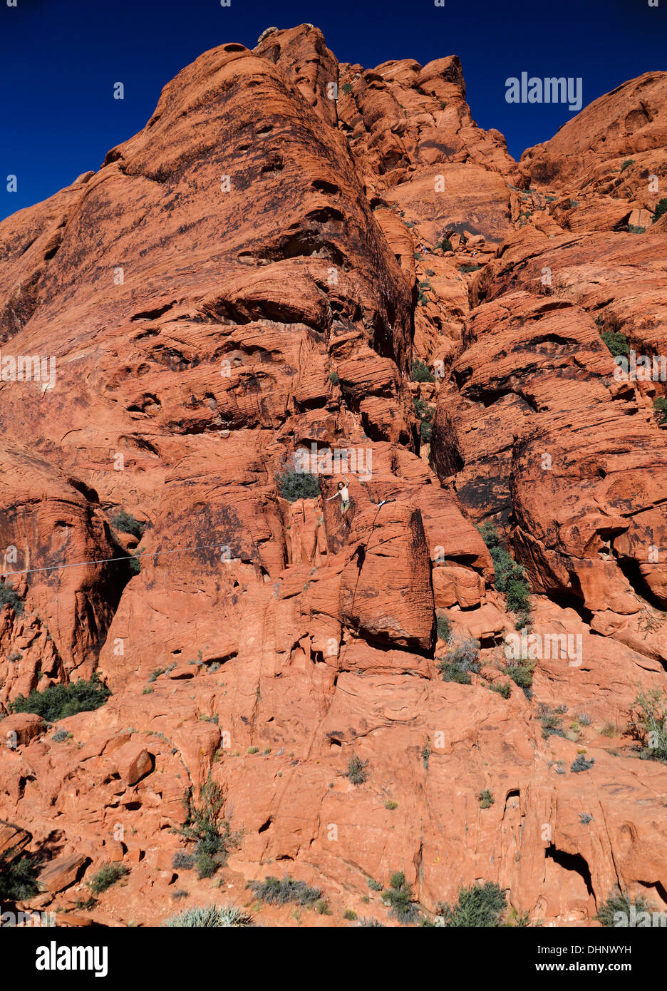 Junger Mann auf Highline im Red Rock Canyon National Conservation Area Stockfoto
