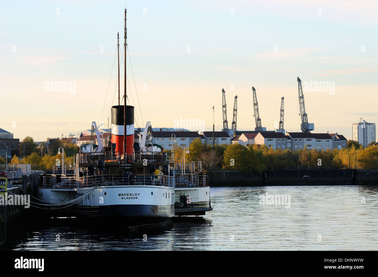 Die PS Waverley Raddampfer angedockt in Pacific Quay, Glasgow, Schottland und die jetzt abgebaut BAE Systems Krane am Horizont. Stockfoto