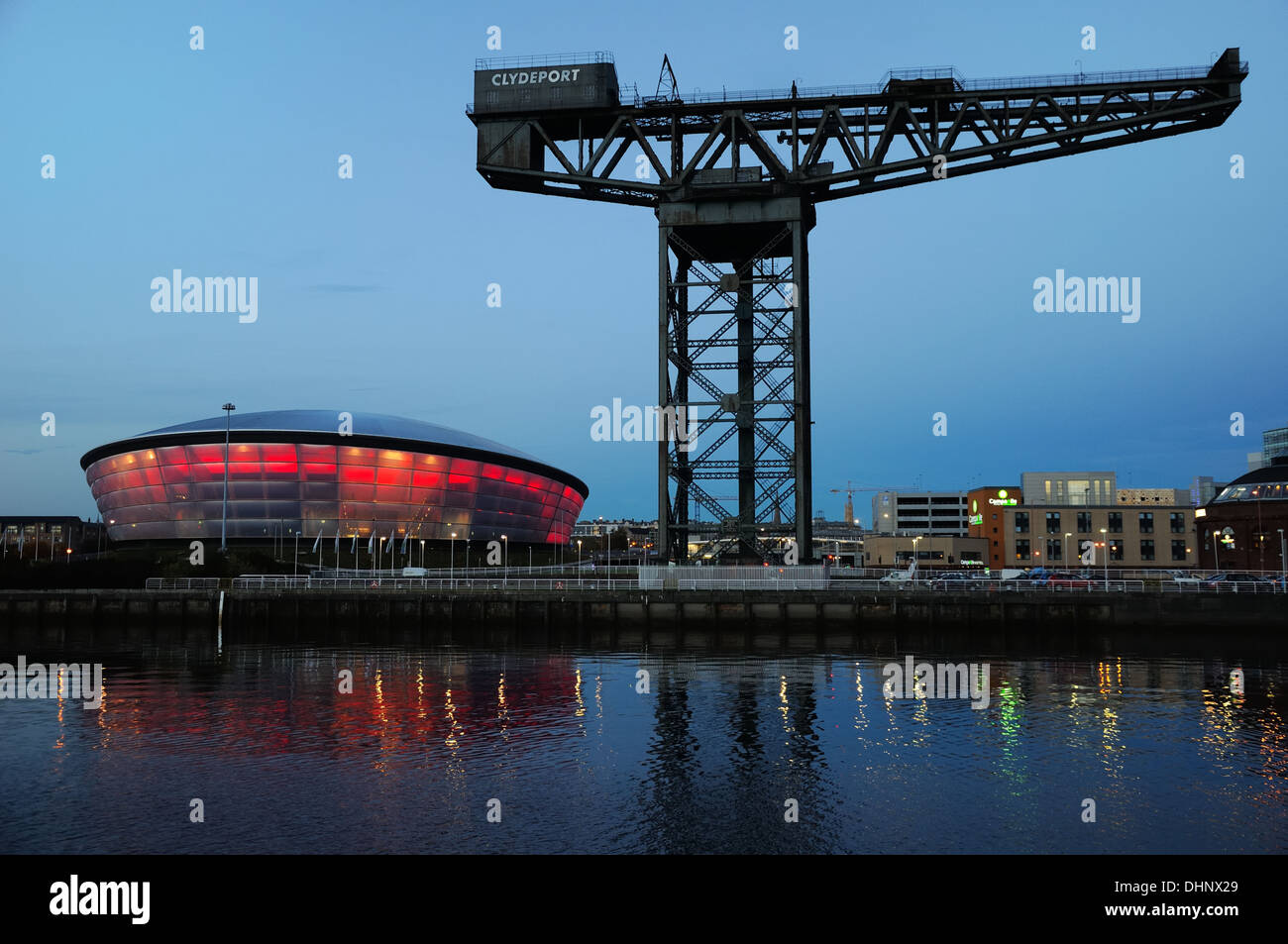 Die Hydro-Arena und Finnieston Kran in der Abenddämmerung in Glasgow, Scotland, UK Stockfoto