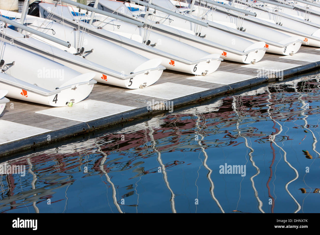 Eine Flotte von 4,2 Meter werfen Zweihand-Club 420 Segeln Jollen Reflexionen im Spa Creek in Annapolis, Maryland. Stockfoto