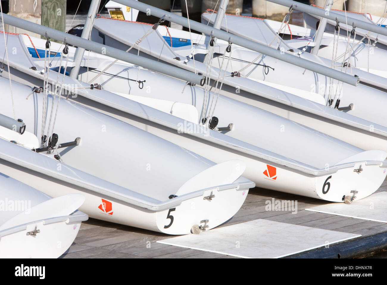 Eine Flotte von Zweihand-Club 420 Segeljollen sitzen angedockt an Spa-Bach in Annapolis, Maryland. Stockfoto