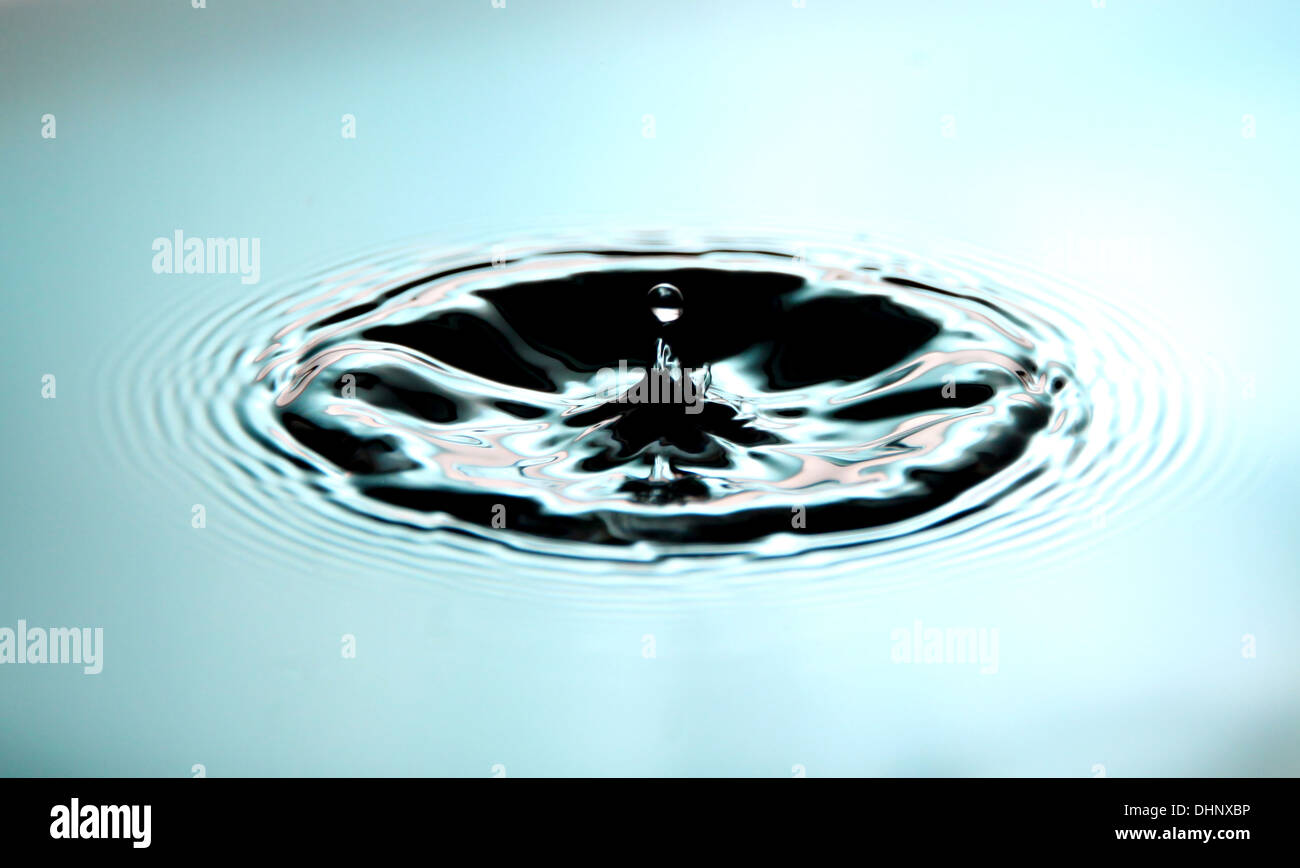 Closeup Wassertropfen Bildern eine schöne Form im Becken. Stockfoto