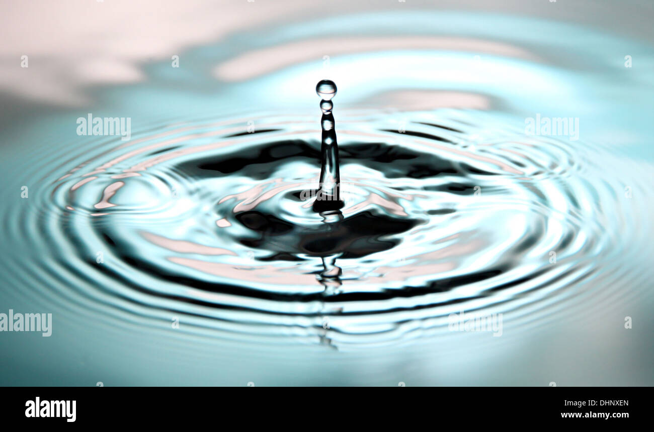 Closeup Wassertropfen Bildern blauen eine schöne Form im Becken. Stockfoto