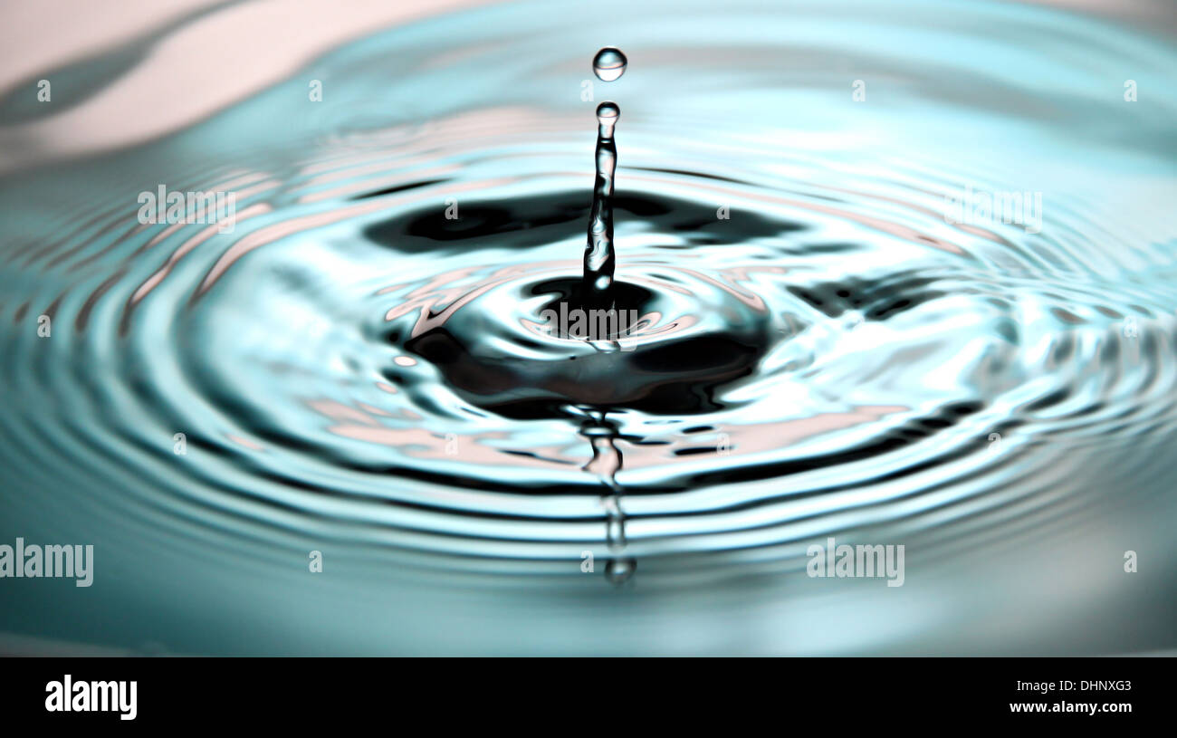Closeup Wassertropfen Bildern blauen eine schöne Form im Becken. Stockfoto