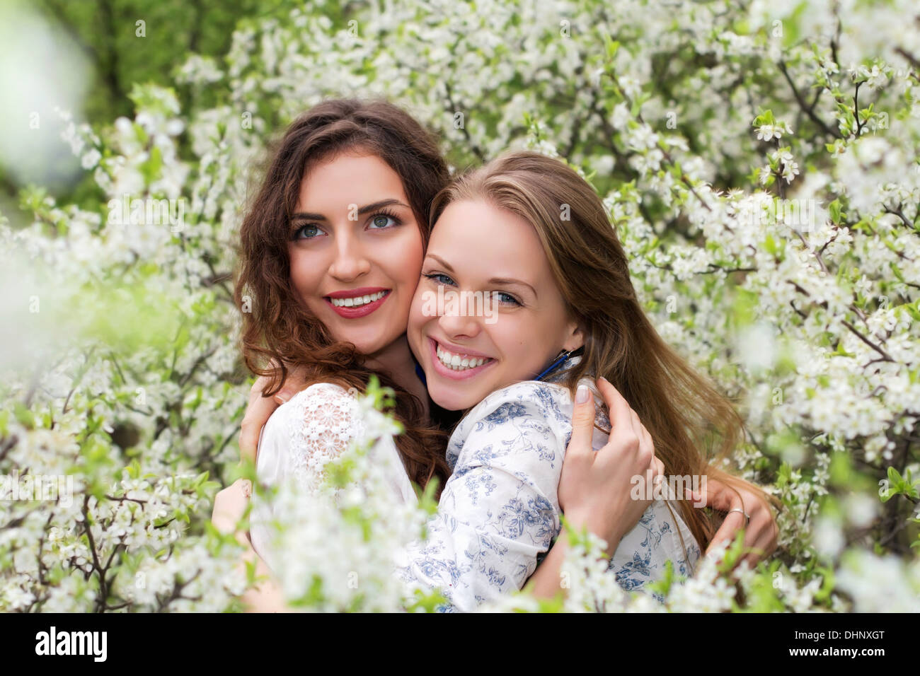 Zwei hübsche lächelnde Frauen Stockfoto