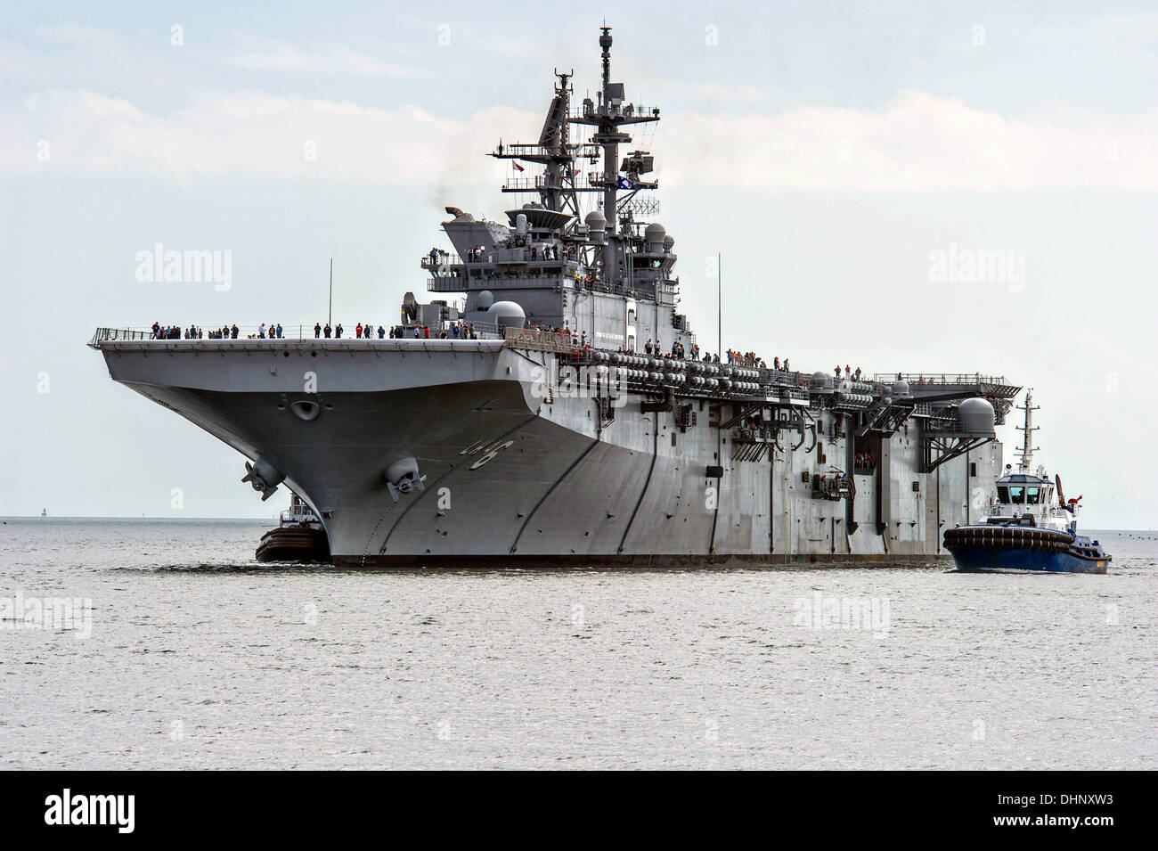 Die uns Marine USS America kehrt in Huntington Ingalls Werft nach Abschluss des Erbauers Probefahrten vor Inbetriebnahme 9. November 2013 in Pascagoula, MS. Die Amerika werden das erste Schiff dieser Klasse, die Tarawa-Klasse amphibischer Angriff Schiffe zu ersetzen. Stockfoto