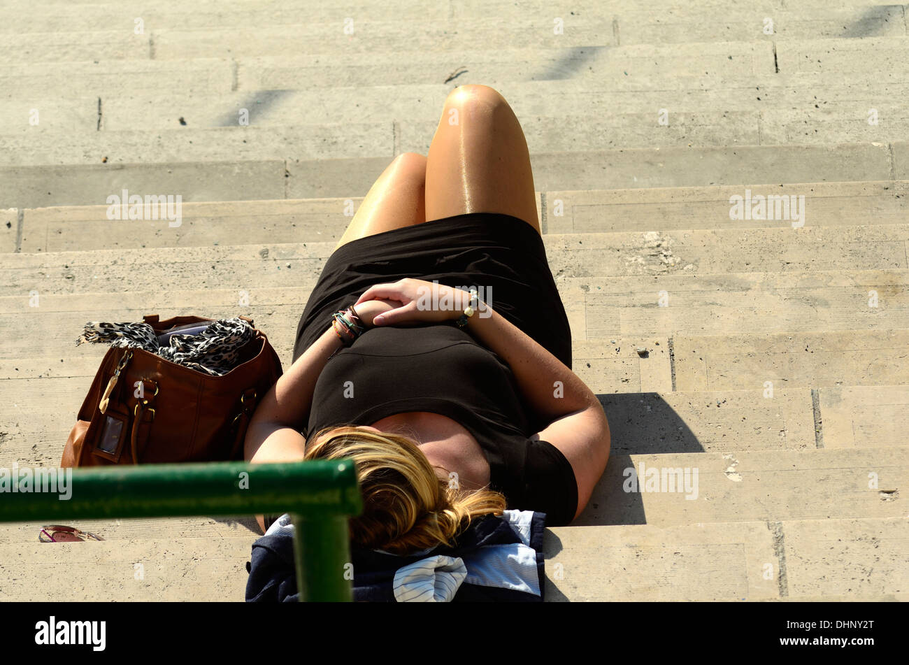 Junge Frauen nehmen Sie ein Sonnenbad in der Herbstsonne Stockfoto